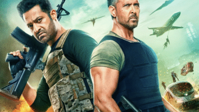 War 2 का नया action-packed poster featuring Hrithik Roshan, Jr NTR, और Kiara Advani — इसे आप थंबनेल या हेडलाइन-बैनर के लिए उपयोग कर सकते हैं।
