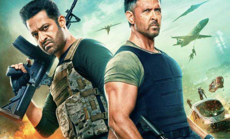 War 2 का नया action-packed poster featuring Hrithik Roshan, Jr NTR, और Kiara Advani — इसे आप थंबनेल या हेडलाइन-बैनर के लिए उपयोग कर सकते हैं।